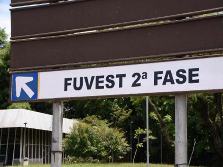 Prova de português da Fuvest foi difícil e pediu reflexão, diz professor