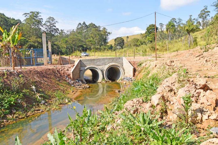 Prefeitura realiza troca de tubulações na estrada do 40