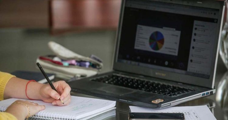 Cinco dicas para estudar online e se  preparar para os vestibulares de julho