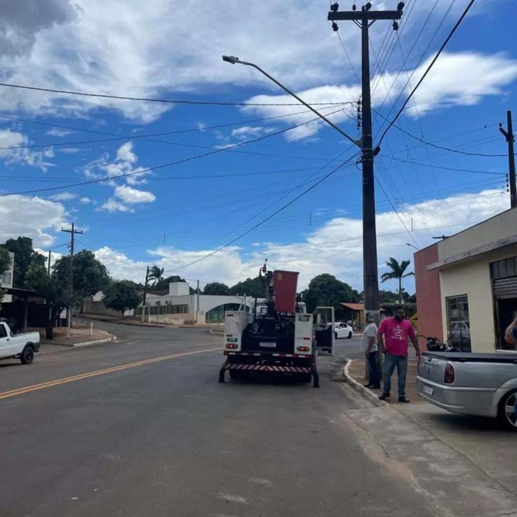 Município realiza instalação de luminárias de LED na Avenida Nelson Trizzi