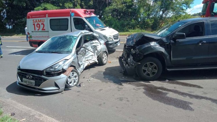 Três pessoas ficam feridas em acidente no trevo de Guairaçá