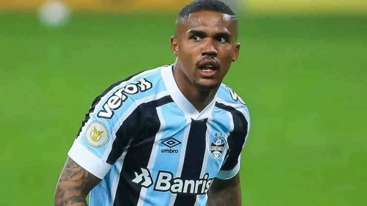 Grêmio encaminha rescisão de Douglas Costa,  que deixa pré-temporada do time