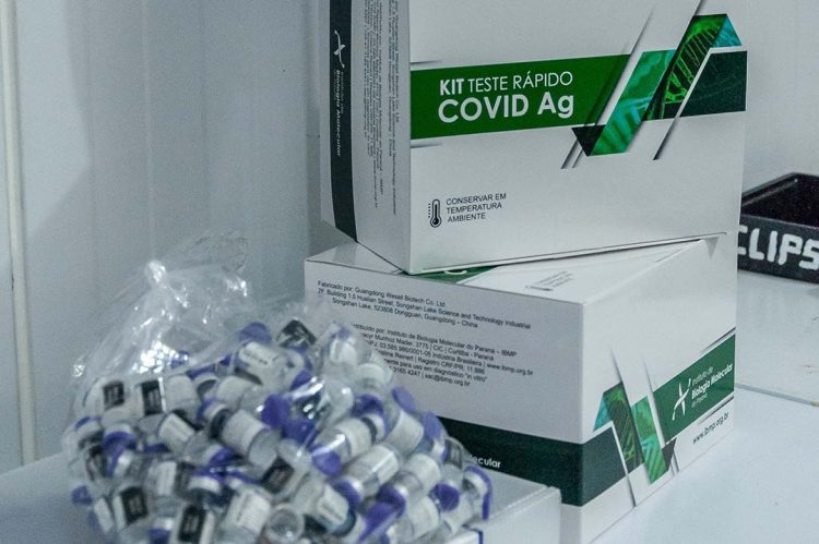 Testagem em massa permite identificar  casos e controlar o avanço da Covid-19