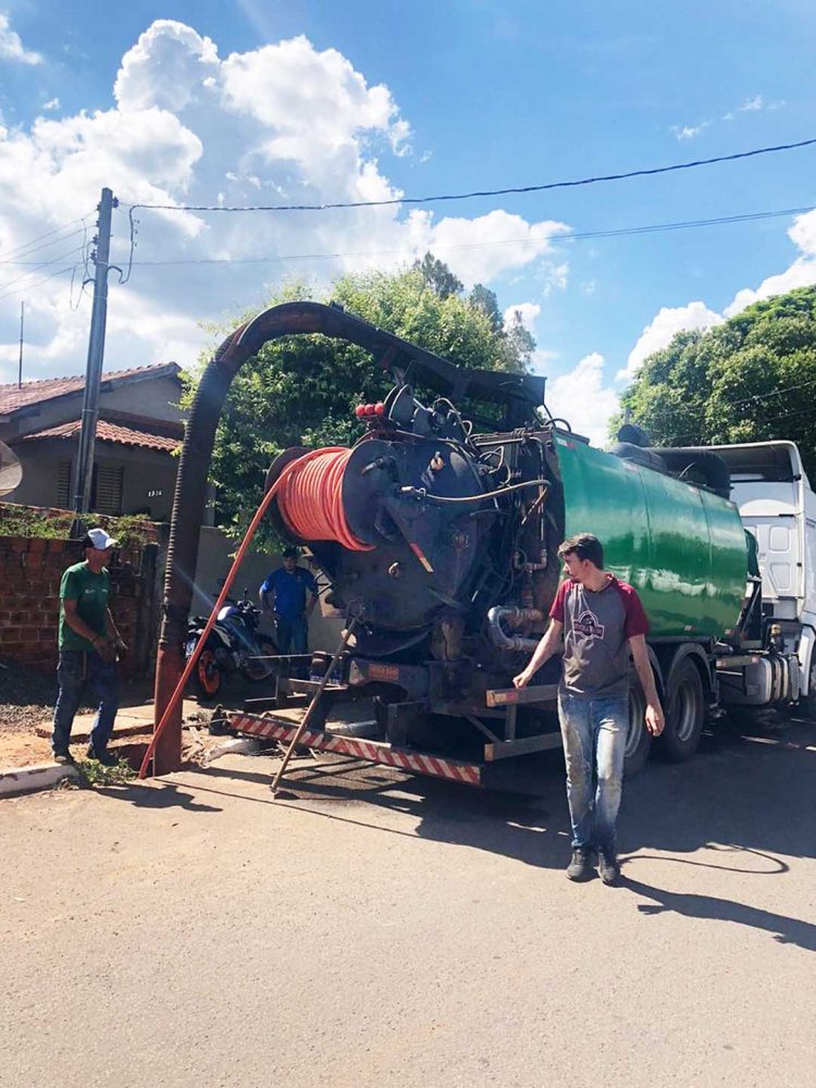 Prefeitura faz limpeza de bueiros e obstrui ligações clandestinas de esgoto