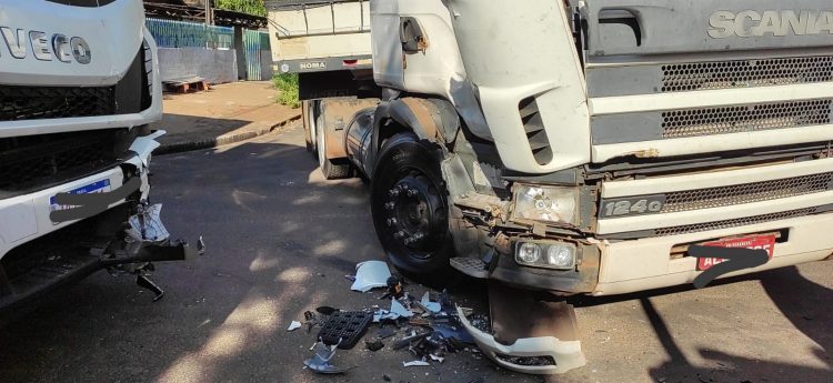 Motorista fica ferido em colisão entre caminhões, no Distrito de Sumaré