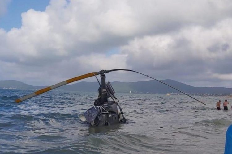 Helicóptero cai no mar em Florianópolis e deixa três feridos