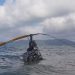 Helicóptero cai no mar em Florianópolis e deixa três feridos