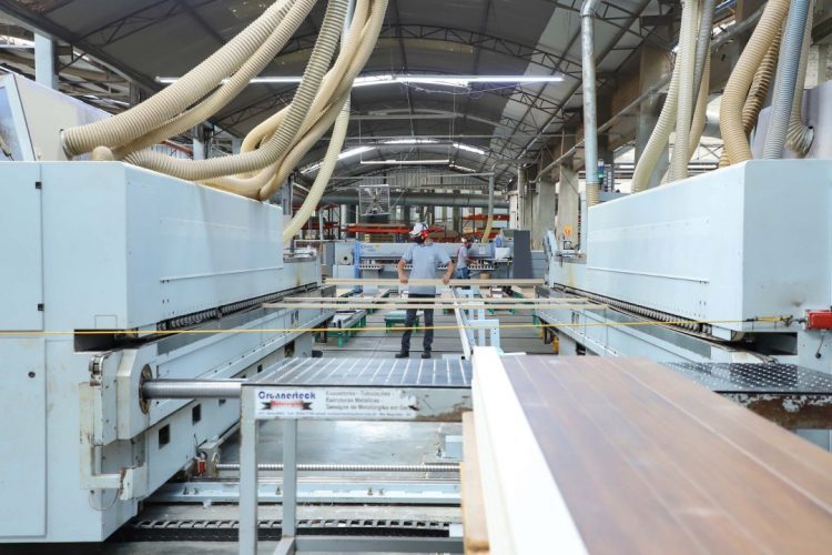 Com alta de 10% até novembro, indústria  paranaense foi a quarta que mais cresceu em 2021