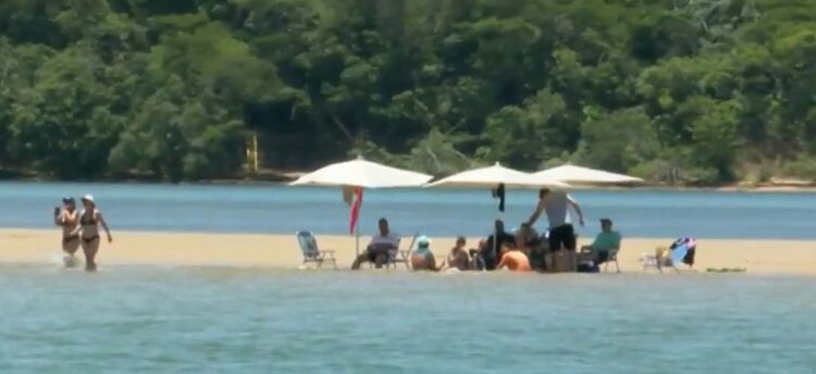 Após festividades de Ano-Novo, prefeitura promove limpeza da cidade