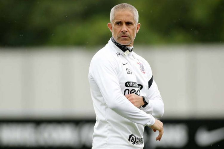 Corinthians minimiza pressão sobre  Sylvinho antes de clássico com Santos