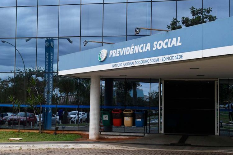 Vacinação, consulta no SUS e carteira de motorista valerão como prova de vida do INSS