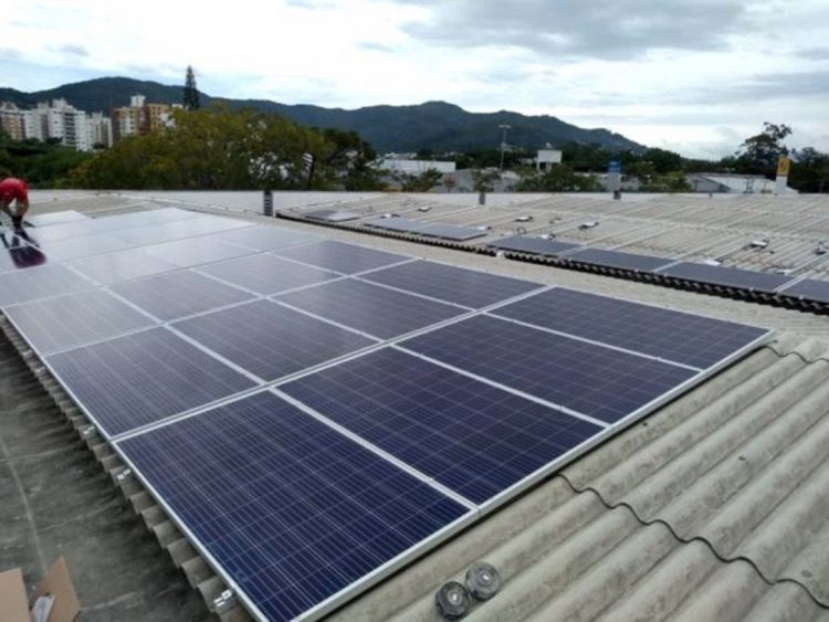 Brasil investe US$ 2 milhões em  painéis solares para evitar apagões