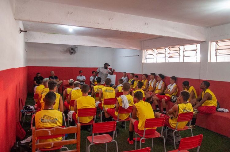 Atletas são avaliados em jogo amistoso