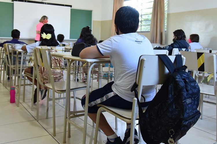 Secretária de Educação estima que 80% dos alunos da rede municipal estejam frequentando as escolas