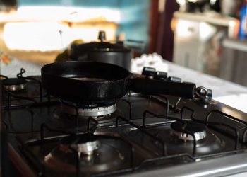 Homem invade casa de idosos, não encontra dinheiro e faz uma “boquinha”