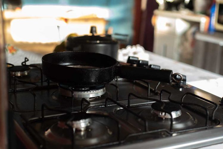 Homem invade casa de idosos, não encontra dinheiro e faz uma “boquinha”