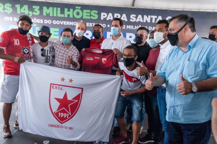 Prefeito KIQ homenageia o time Estrela Vermelha  durante solenidade com governador Ratinho Junior