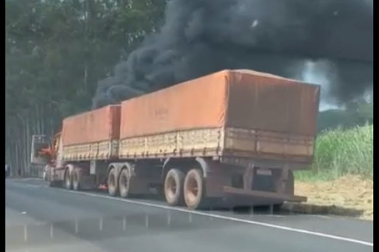 Carreta carregada de soja pega fogo na BR-376
