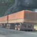 Carreta carregada de soja pega fogo na BR-376