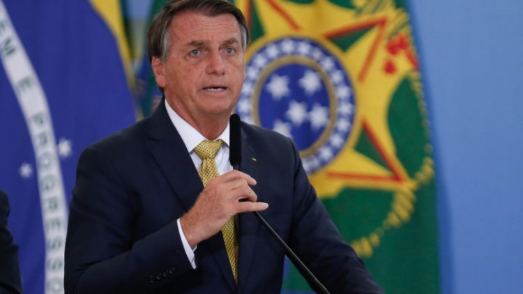 Bolsonaro diz que falou por 2 horas com Putin e depois se desdiz