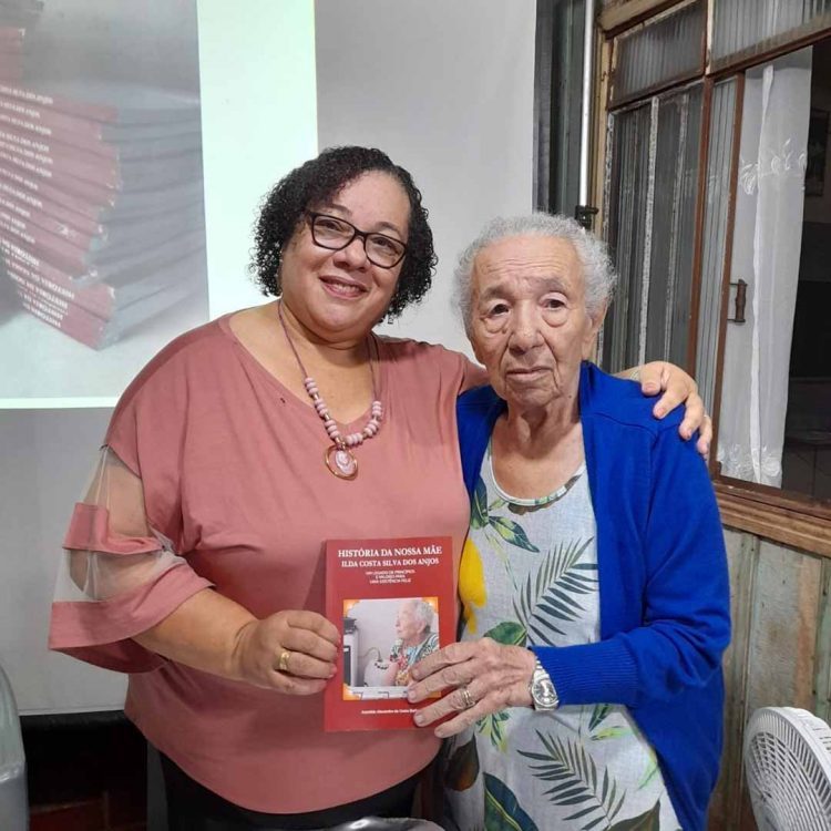 Psicóloga lança livro com a história da  mãe, moradora de Paranavaí de 87 anos