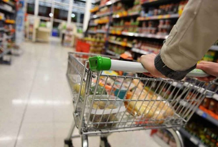 Consumidor brasileiro ensaia melhora na confiança