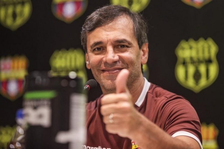 Santos acerta com o técnico argentino Fabián Bustos para substituir Carille