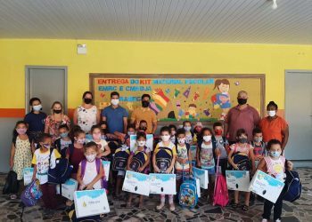 Prefeitura de Terra Rica entrega kits de materiais  escolares para alunos da rede municipal