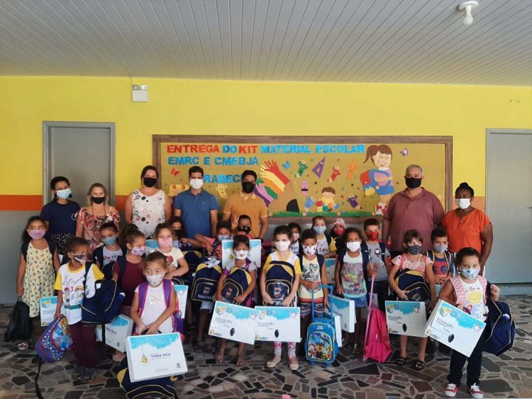 Prefeitura de Terra Rica entrega kits de materiais escolares para alunos da rede municipal