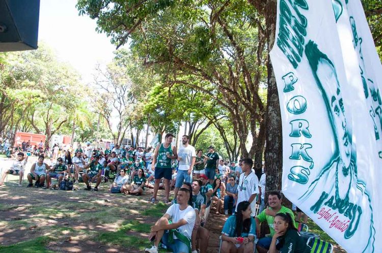 Cerca de 200 torcedores acompanham final na Praça dos Pioneiros