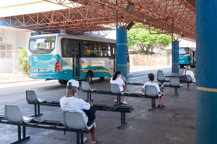 Passageiros reclamam dos horários de ônibus em Paranavaí e empresa justifica: demanda está menor