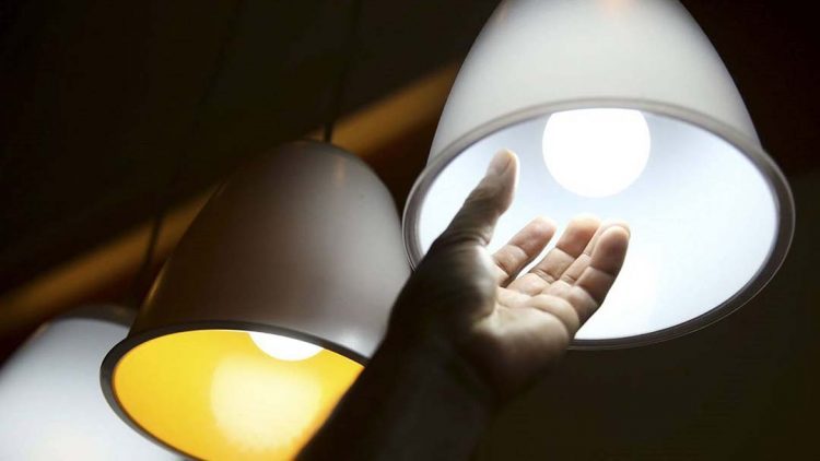 1,25 milhão de paranaenses alcançam meta de economia e recebem bônus na conta de luz