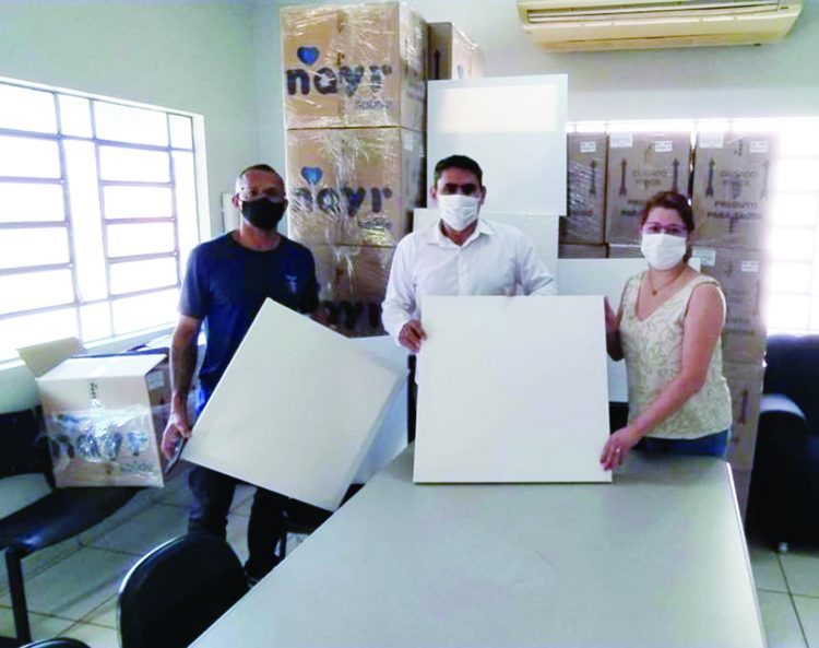 Adolescentes do Cense recebem 100 telas  em branco para oficinas de arte e pintura