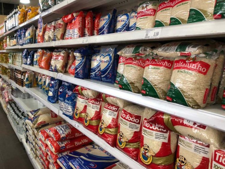 Famílias de menor renda estão se endividando  mais para manter itens prioritários