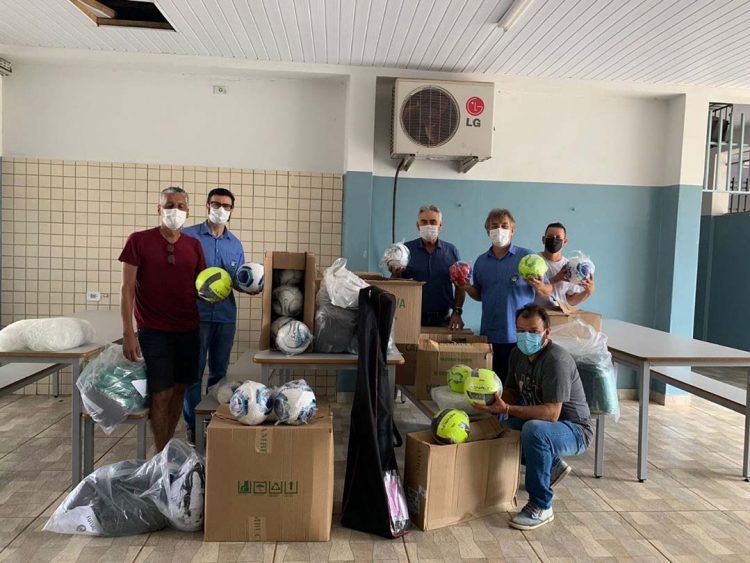 Secretaria de Esportes e colégios  estaduais recebem materiais esportivos