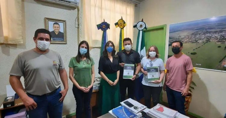 Professores municipais recebem kit para o início do ano letivo