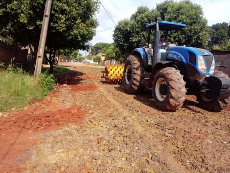 Prefeitura realiza readequação em diversos  segmentos de ruas na sede do município