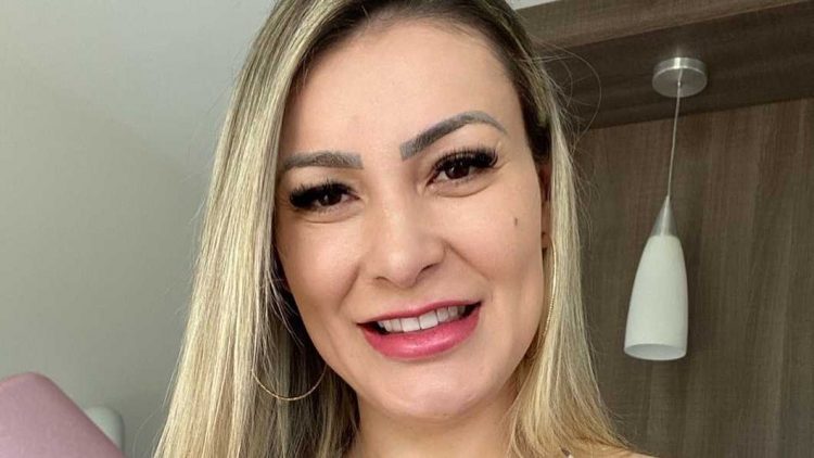 Andressa Urach tem alta após dar à luz Leon