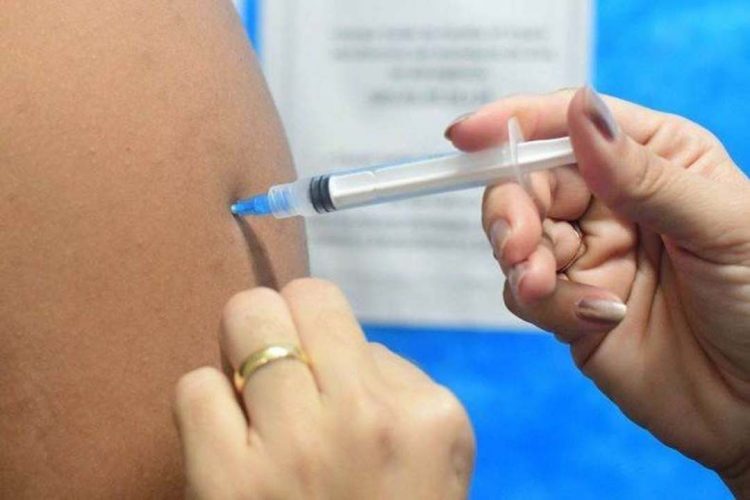 Saúde diz que não há dados suficientes para recomendar quarta dose
