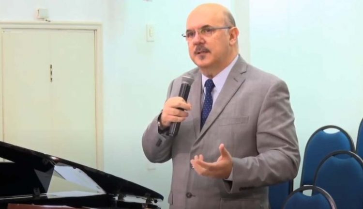 ‘Chega de usar professor como massa de manobra’, diz Milton Ribeiro