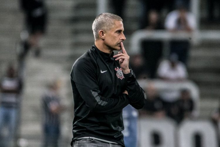 Corinthians demite o técnico Sylvinho após derrota para o Santos