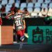 Fluminense marca no fim e vence Flamengo em clássico de muita confusão