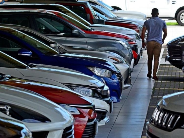 Com férias e estoques baixos, venda de automóveis cai 38,9% em janeiro