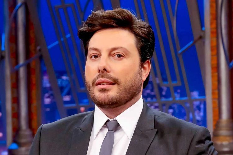 Danilo Gentili posta cena de Mario Frias batendo em mulher e questiona censura