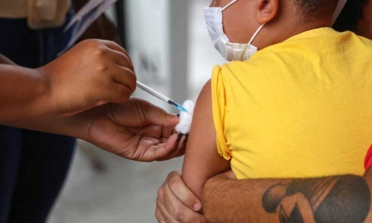 24% das brasileiras não vacinaram ou vacinariam seus filhos contra Covid, diz estudo