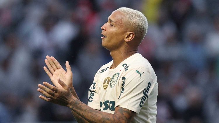 Árbitro vê desrespeito de Deyverson em expulsão e cita constrangimento