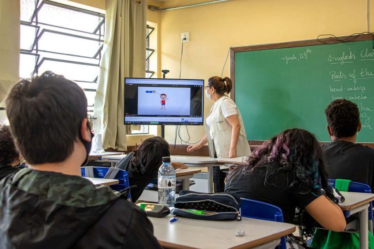 Colégios estaduais recebem 25 mil kits com TVs, computadores e acessórios