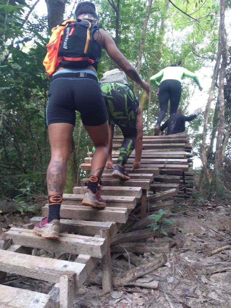 Cerca de trinta atletas participam da Corrida em Trilha