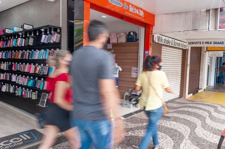 Carnaval divide comércio de Paranavaí: parte  das lojas abriu e outras permaneceram fechadas