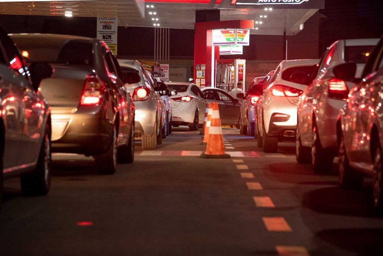 Após anúncio de reajuste, motoristas formam  filas em postos de combustíveis em Paranavaí